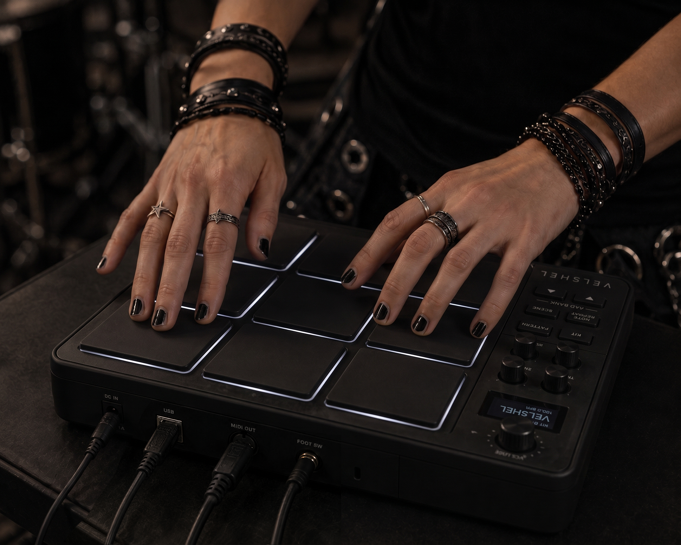 Manos sobre un pad durante el ensayo